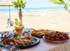 Séminaire manger sur la plage d'Albanie
