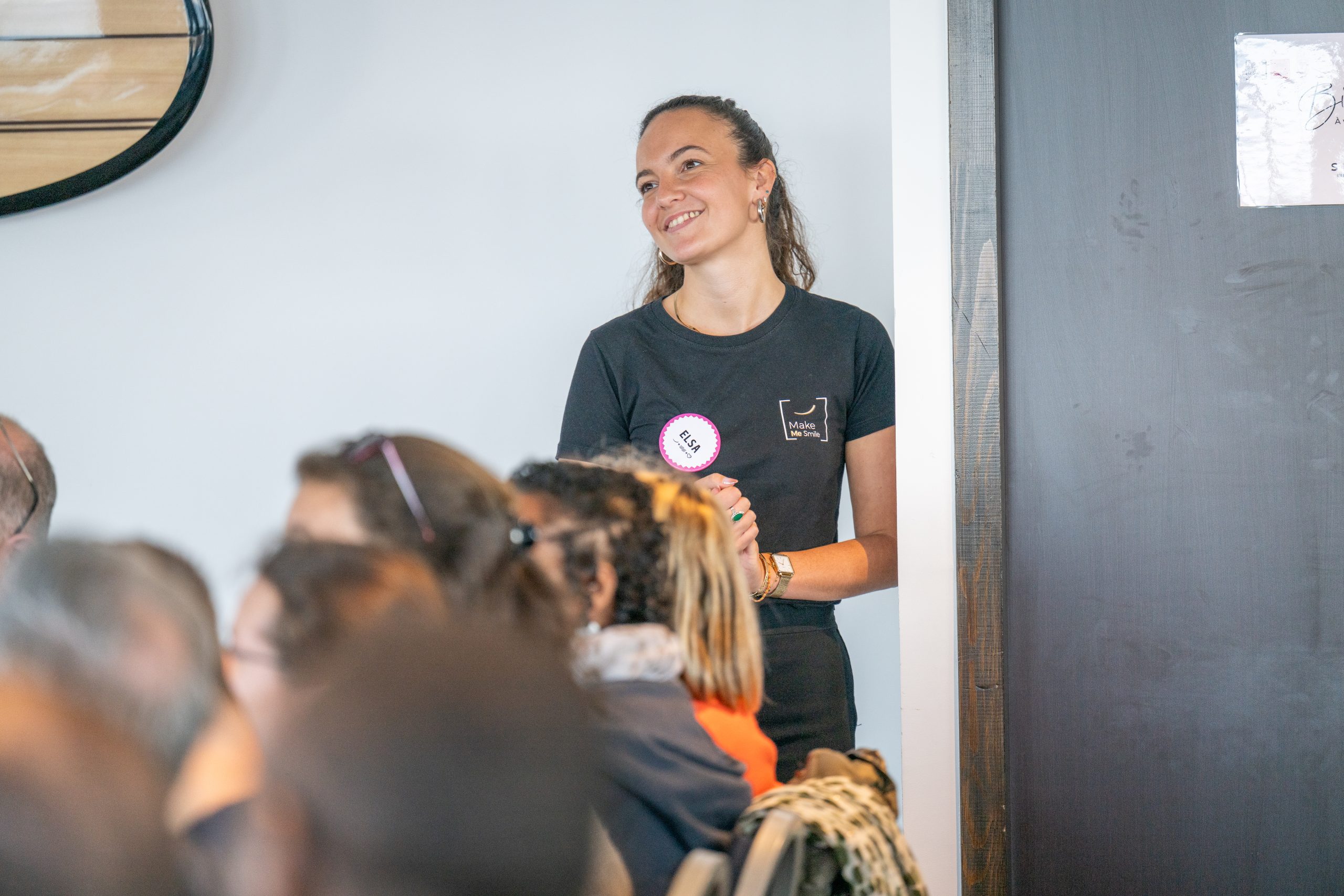 Moment collectif pendant une cérémonie de vœux entreprise Make Me Smile