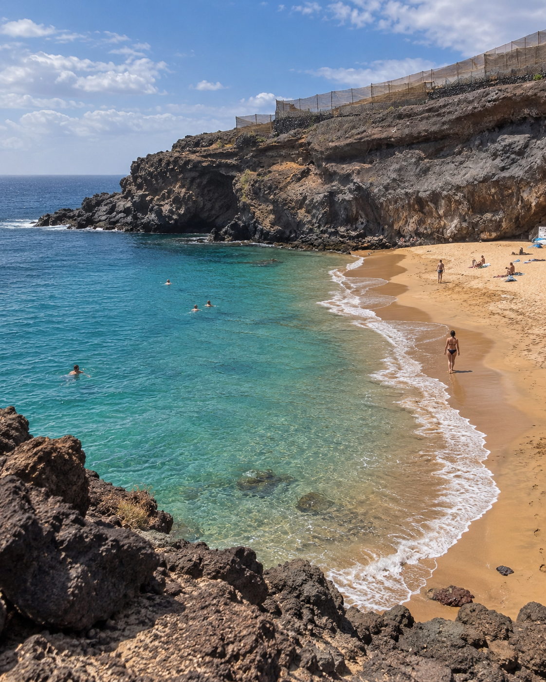 Plage de Tenerife et nageurs dans l’océan