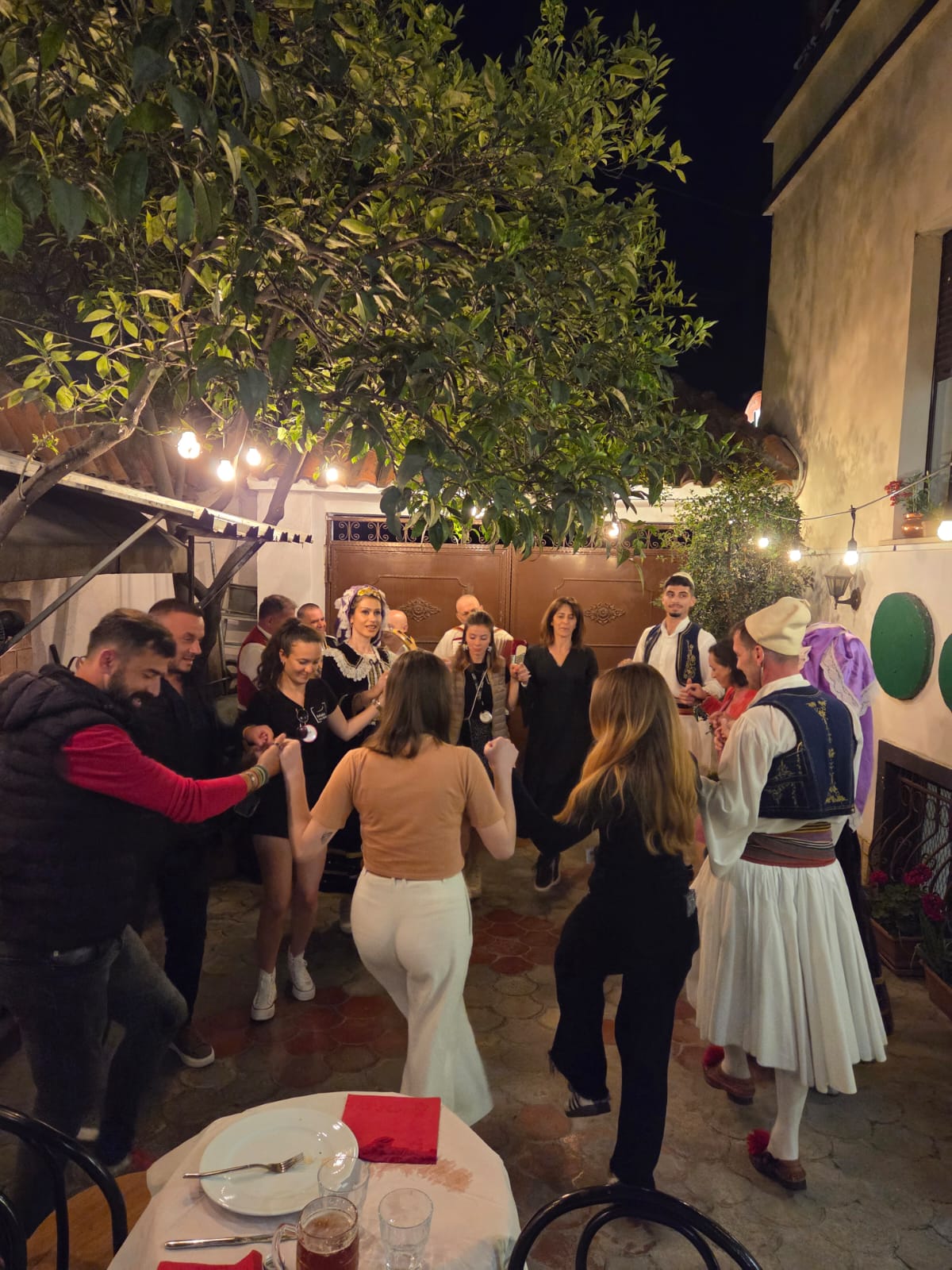 Moment collectif en Albanie pour un séminaire entreprise